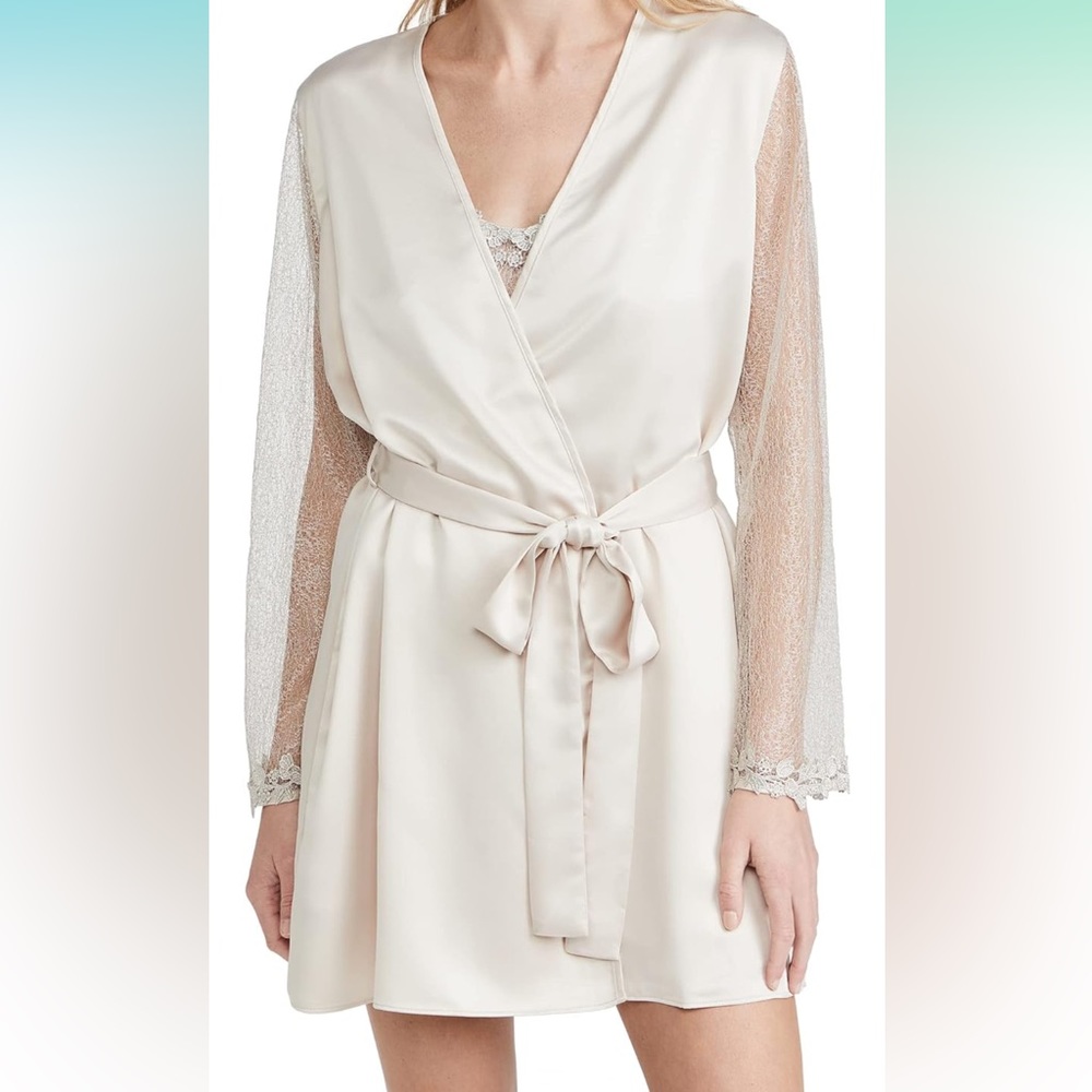 NWOT Flora Nikrooz Showstopper Robe